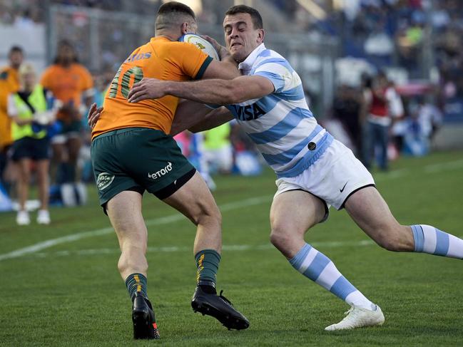 Australian flyhalf James O'Connor (L) is tackled by Argentina wing Emiliano Boffelli. Picture: Juan Mabromata/AFP