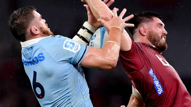 BRISBANE, AUSTRALIA - FEBRUARY 24: Liam Wright of the Reds Fergus Lee-Warner of the Waratahs challenge for the ball during the round one Super Rugby Pacific match between Queensland Reds and NSW Waratahs at Suncorp Stadium, on February 24, 2024, in Brisbane, Australia.  (Photo by Bradley Kanaris/Getty Images)