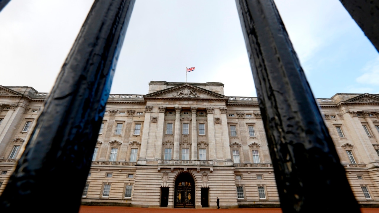 Man arrested outside Buckingham Palace