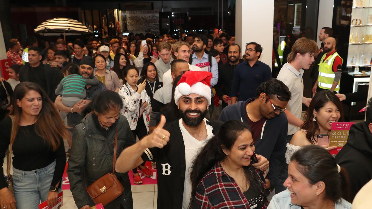 Boxing Day sales Melbourne shoppers line up early for bargains