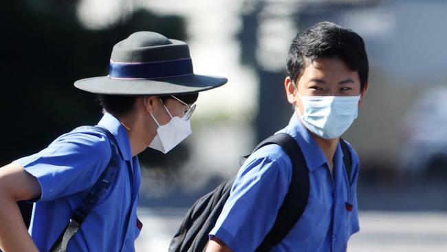 Students arriving with and without masks at Brisbane State High School. NO BYLINE.