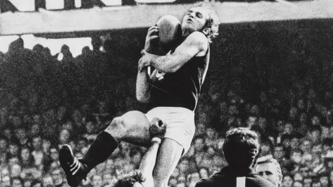 Carlton’s Alex Jesaulenko takes a spectacular mark in the 1970 VFL grand final before a record MCG crowd of 121,696.