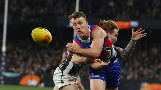 Bulldog Jack Macrae spent plenty of time out of the centre square in 2023. Does he slide back in and return to his former SuperCoach glory? Picture: Michael Klein.