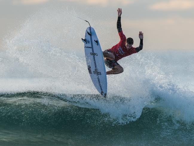 Burleigh’s Liam O’Brien reaches quarterfinals at Sydney Pro at Manly Beach defeated by eventual winner Italian Leonardi Fioravanti Sunday, March 15. Photo: Dunbar/WSL.