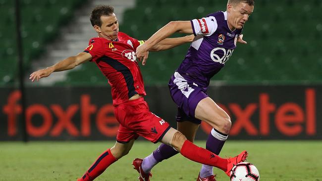 Adelaide United captain Isaias Sanchez challenges Shane Lowry of the Glory. Picture: Getty Images