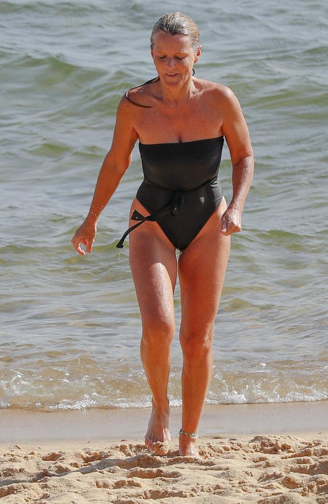 Simone Callahan 50 Flaunts Her Incredible Body At A Melbourne Beach 