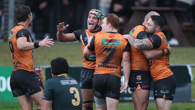 The Entrance celebrates Luke Geary’s try. Picture: Sue Graham