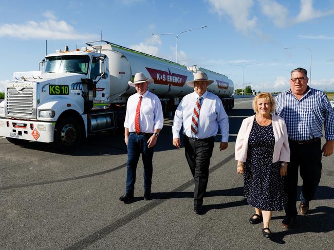 Deputy Prime Minister Barnaby Joyce with Scott Buchholz, Andrew Wilcox (Nationals Candidate for Dawson) and Michelle Laundry (Member for Capricornia)