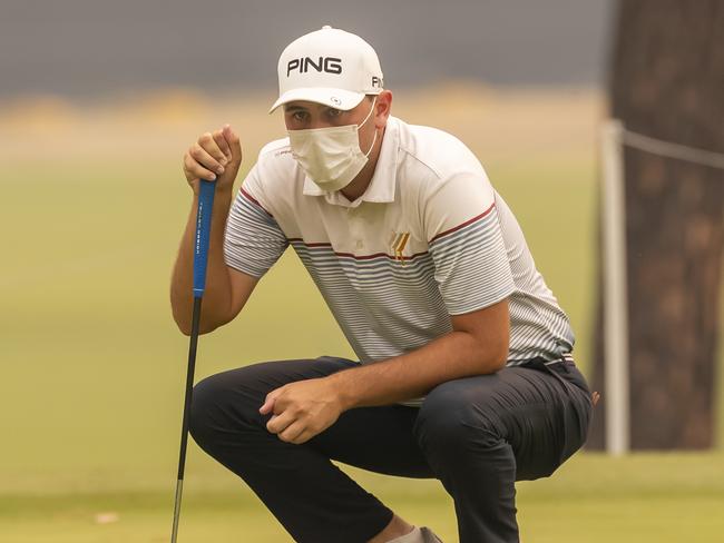 Ryan Chisnall of NZ  plays with a face mask on a smoggy hazy course during the 1st round of the 2019 Emirates Australian Open at The Australian Golf Club in Sydney, Thursday, December 5, 2019. (AAP Image/Craig Golding) NO ARCHIVING, EDITORIAL USE ONLY