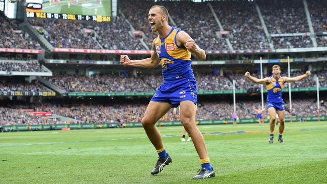 Dom Sheed kicks the matchwinning goal. Picture: Nicole Garmston