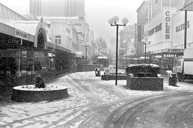 Historical Mercury Archives: Snow fell in Hobart to sea level on July 25, 1986, the biggest snowfall since 1921. Elizabeth Mall,