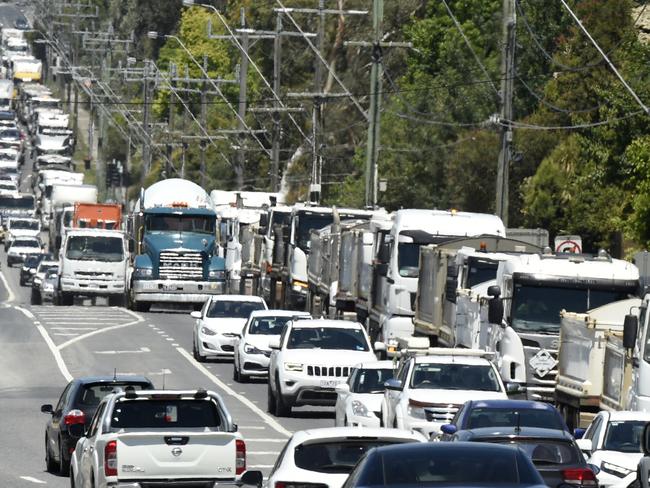 MELBOURNE, AUSTRALIA - NewsWire Photos NOVEMBER 19, 2024: Truck drivers cause traffic congestion along Greensbporough Road as they campaign for better pay. Picture: NewsWire / Andrew Henshaw