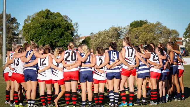 Burleigh and Broadbeach teams come together after a tough 2018 hit out. Picture: Brooke Sleep. 