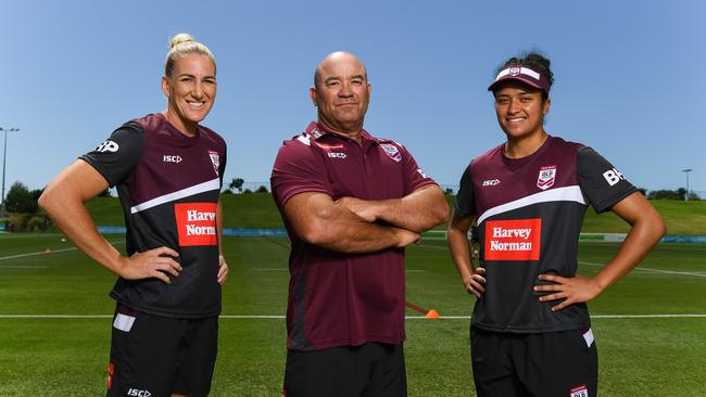 Jason Hetherington with Queensland halves Ali Brigginshaw and Zahara Temara. Picture: NRL Images.