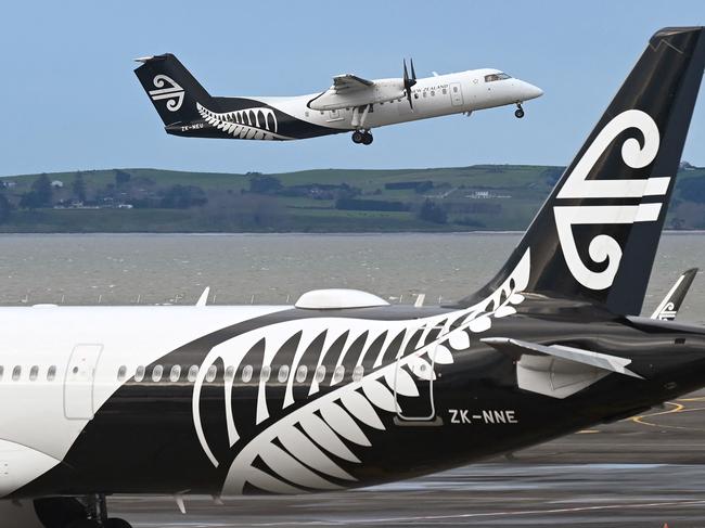 (FILES) This photo taken on August 9, 2021 shows an Air New Zealand plane taking off from Auckland Airport in Auckland. Air New Zealand on July 30, 2024 shelved ambitious 2030 carbon emissions targets, blaming a tight supply of new aircraft and sustainable jet fuel. (Photo by William WEST / AFP)