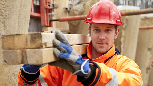 The federal government will pay construction apprentices a $10,000 bonus from July this year.