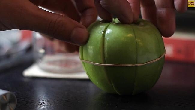 Using a rubber band can prevent apples from browning. Image: Courtesy foodbeastTV.