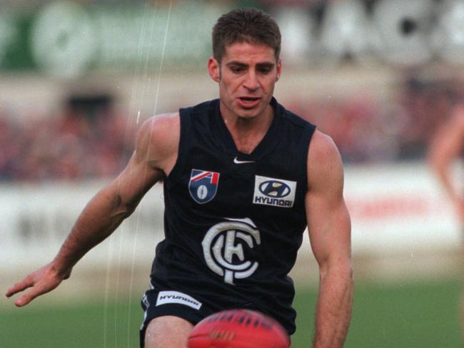 Ron De Iulio in action for Carlton in 1998.