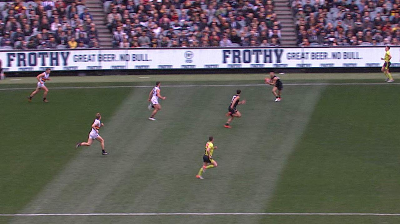 Carlton moves the ball freely down the wing.