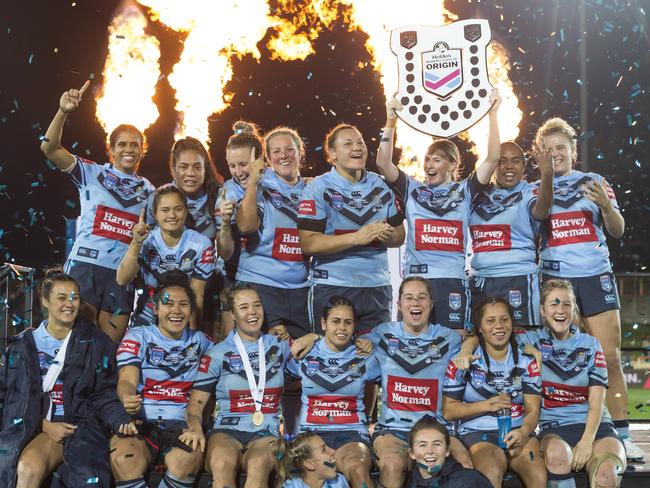 McGregor (bottom left) with NSW teammates after their Origin win. Pic: AAP