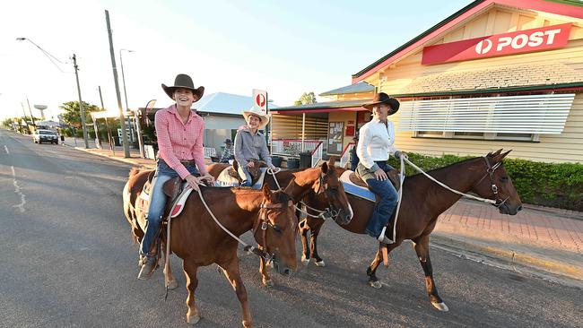 09/12/2021: Sheree Pratt (and husband Tim), with her children Abbie, Sam and youngest Bronte, with their horses outside the post office they own in Julia Creek. Lyndon Mechielsen/The Australian