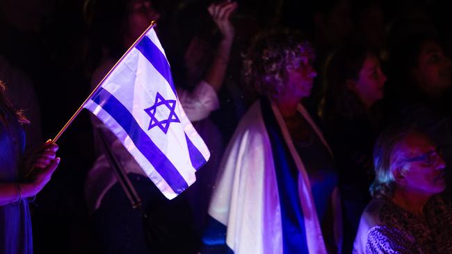 About 1000 people gathered at Moriah College on Thursday night for a vigil marking the two-month anniversary of the Hamas attacks. Picture: Vicki Lauren Photography