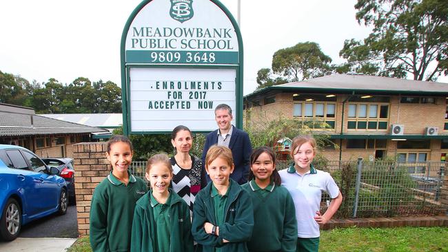 Alicia, Ainslie, Zoe Williamson (P&amp;C), Joel, Geoff Hudson (P&amp;C), Mia and Charise. Picture: Phil Rogers