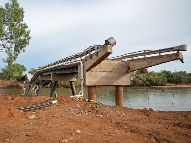 The damaged Great Northern Highway bridge over the Fitzroy River at Fitzroy Crossing, WA. Photoi: Nathan Dyer