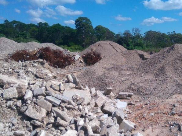 Kariong Sand and soil recycling facility: Photo of the existing landscaping and building material storage area.