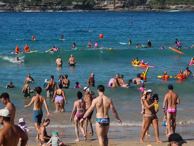 SYDNEY, AUSTRALIA: NewsWire Photos: JANUARY 21 2024:  People are seen at Bondi Beach trying to cope with the heat as temperatures are expected to reach up to 35 degrees in parts of Sydney today. Picture: NCA NewsWire / Gaye Gerard