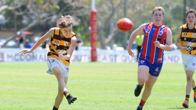 Aspley player Mark Charlesworth with the ball. Saturday October 10, 2020 Picture, John Gass