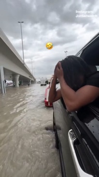Dubai'de Rolls-Royce'uyla adam sel sularında mahsur kaldı