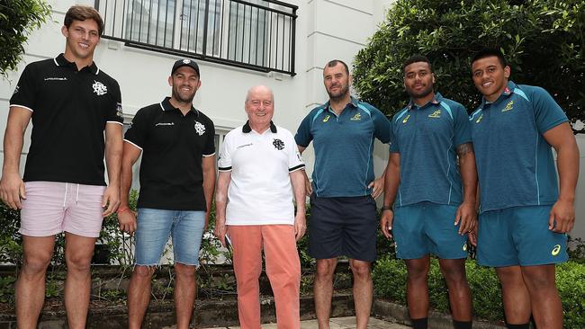 SYDNEY, AUSTRALIA - OCTOBER 26:  Barbarians coach Alan Jones and Wallabies coach Michael Cheika pose with Barbarians players Matt Hodgson and Luke Jones and Wallabies Allan Alaalatoa and Samu Kerevi during the Australian Wallabies media opportunity at InterContinental Double Bay on October 26, 2017 in Sydney, Australia.  (Photo by Mark Metcalfe/Getty Images)