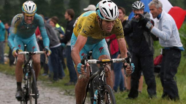 A muddy Vincenzo Nibali enters the final section of cobbles on Stage 5.