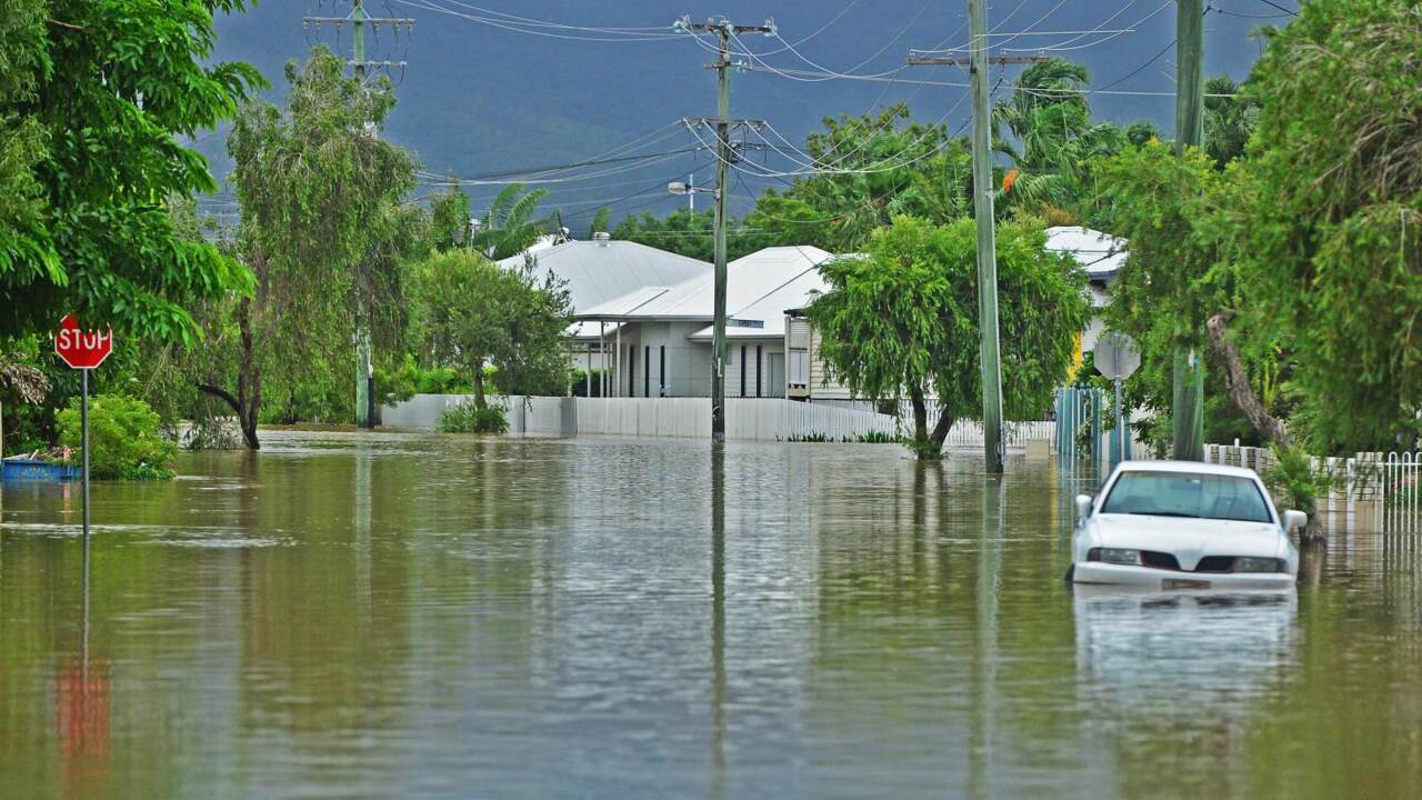 Townsville's flood disaster forces residents flee to higher ground