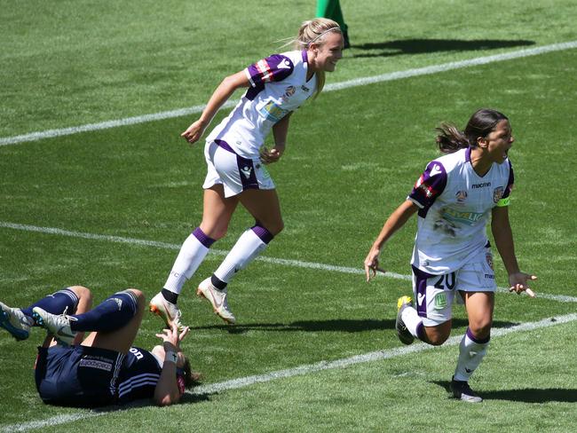 Samantha Kerr of Perth Glory celebrates her goal during the W-League Semi Final match between the Melbourne Victory and the Perth Glory at AAMI Park in Melbourne, Sunday, February 10, 2019. (AAP Image/George Salpigtidis) NO ARCHIVING, EDITORIAL USE ONLY