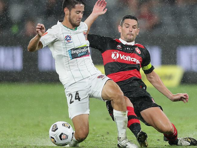 SYDNEY, AUSTRALIA - JANUARY 29: Graham Dorrans of the Wanderers and ConnorÃÂ OÃ¢â¬â¢toole of the Jets compete for the ball during the A-League match between the Western Sydney Wanderers and the Newcastle Jets at Bankwest Stadium, on January 29, 2021, in Sydney, Australia. (Photo by Mark Metcalfe/Getty Images)