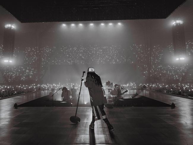 ‘Sorry if I sound like sh*t’: Billie shakes off sickness to conquer Brisbane