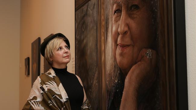 Jaq Grantford with her portrait of Noni Hazlehurst. Picture: Getty Images