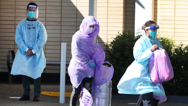 Hotel quarantine residents being evacuated from the Holiday Inn at Melbourne Airport after a cluster emerged. Picture: NCA NewsWire/David Crosling