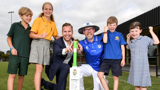 Brody, 8, and Sienna, 11, with dad Graham Widger and Nick Waterhouse with his children Leonard, 8, and Matilda, 6, with the bat signed by the Indian and Australian teams. Picture: Penny Stephens