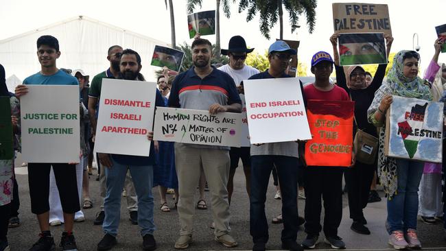 Hundreds of Territorians attended a pro-Palestine protest outside of the NT Parliament house on Friday October 27 calling for a ceasefire 20-days into the Gaza conflict.