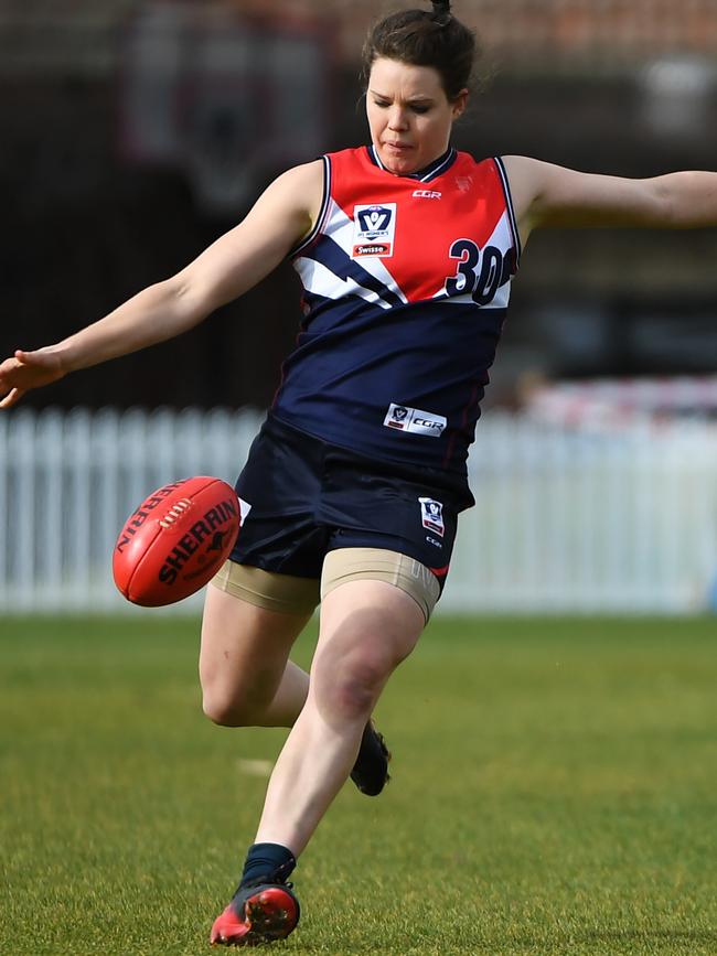 Melbourne AFLW star Elise O'Dea in action for Darebin.