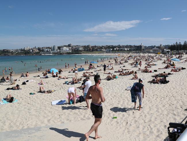 Bondi beach around midday as it hits 28 degrees .picture John Grainger