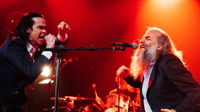 Cave onstage with long-time collaborator Warren Ellis.