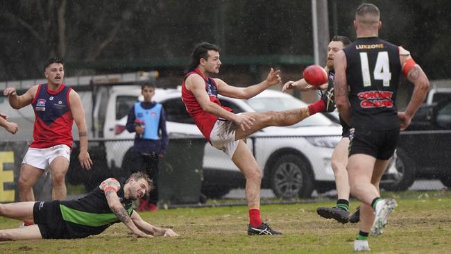 SFNL: Chelsea Heights’ Luke Clark kicks over the shoulder. Picture: Valeriu Campan