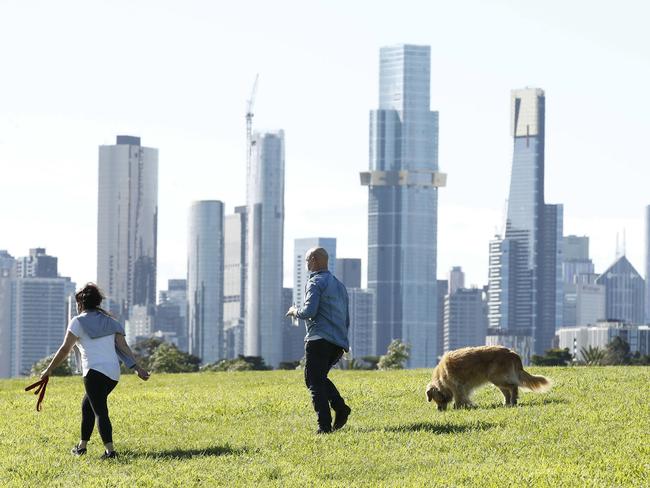 MELBOURNE, AUSTRALIA - NewsWire Photos SEPTEMBER 27, 2020:   People are seen exercising at Albert Park Lake in Melbourne, Victoria. Picture: NCA NewsWire / Daniel Pockett