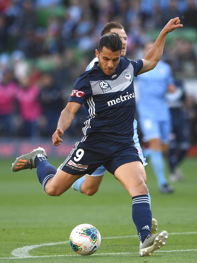 Andrew Nabbout of the Victory shoots for goal. Picture: Getty Images