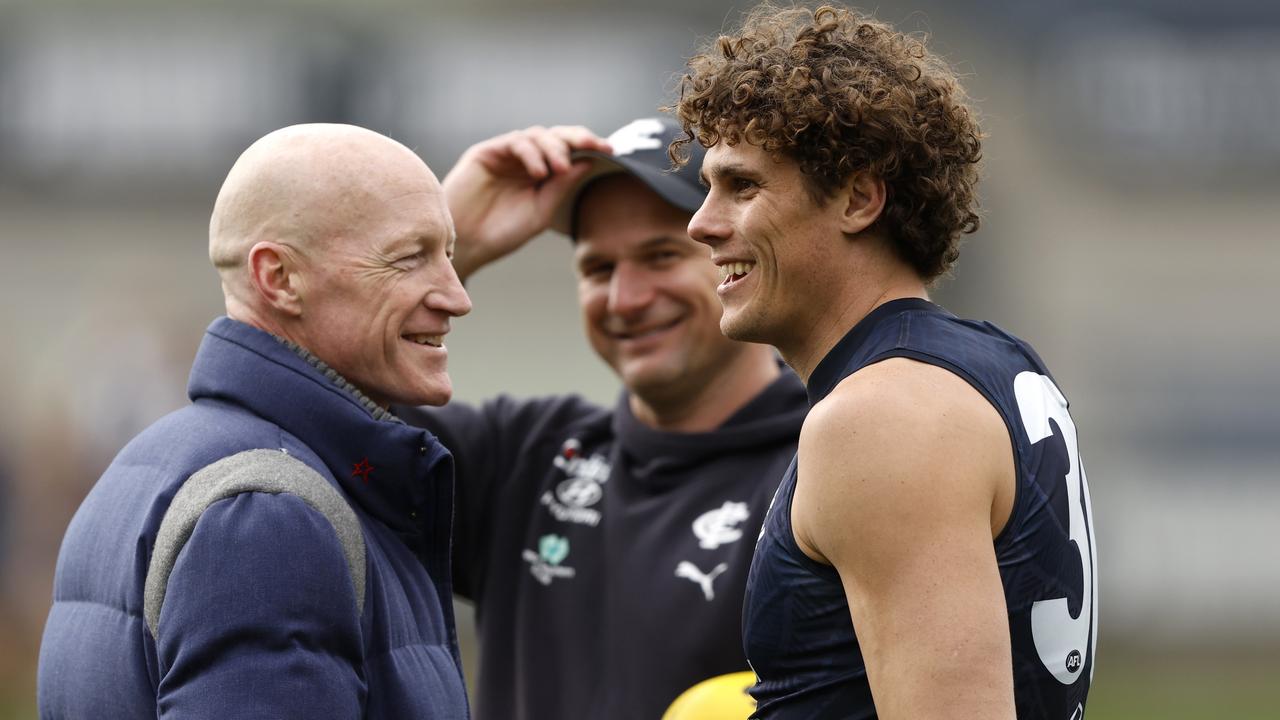 MELBOURNE, AUSTRALIA - AUGUST 31: Former Carlton player Andrew McKay chats with Charlie Curnow during a Carlton Blues training session at Ikon Park on August 31, 2024 in Melbourne, Australia. (Photo by Darrian Traynor/Getty Images)