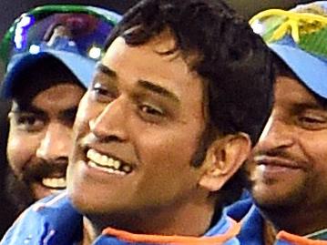 Indian captain Mahendra Singh Dhoni (3rd L) is congratulated by teammates after taking a catch to dismiss Bangladesh batsman Soumya Sarkar during their 2015 Cricket World Cup quarter-final match in Melbourne on March 19, 2015. AFP PHOTO / William WEST --IMAGE RESTRICTED TO EDITORIAL USE - STRICTLY NO COMMERCIAL USE--